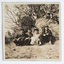 Bande jeunes assis, accroupis nature chill - Photo ancienne snapshot, Japon