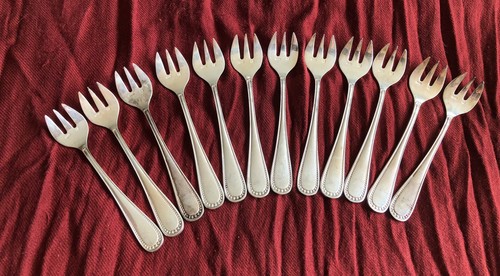Série fourchettes à - de,