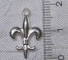 LOT DE 10 BRELOQUES ARGENTEES FLEUR DE LYS PENDENTIFS METAL ARGENTE CLAIR *B177
