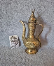 Théière oriental ou indienne décoratif en laiton