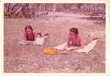 ANCIENNE PHOTOGRAPHIE MAILLOTS DE BAINS VINTAGE BRONZETTE DANS LE GAZON