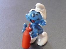 figurine schtroumpf avec