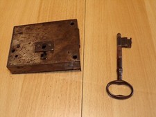 Ancienne serrure de porte en féraille avec clé ( 11 x 8 cm )
