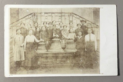 Photo ancienne cloches femmes - cloches,
