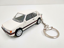Porte clé Peugeot 205 GTI 1,9 blanc en métal,neuf,idée cadeau sympa