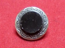 Bouton ancien , une pierre noire (verre) sertie sur métal argenté  -   