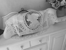 Linge Ancien Napperon Chemin De Table   Brodé Tête De Femme Dentelle Richelieu