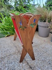 ?  PORTE REVUE EN BOIS FIL SCOUBIDOU ROUGE FLEUR PEINTE VINTAGE ?