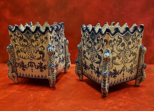 Deux jolis vases - , en
