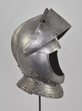 Casque médiéval fermé