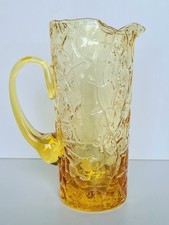 Pichet à eau ou à orangeade en verre moulé jaune des années 1970 vintage.