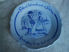 ASSIETTE en faïence de Nevers ancien, signature BERNARD