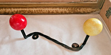 VINTAGE PORTE MANTEAUX PATERE MURAL EN FER FORGE 2 BOULES BOIS JAUNE ET ROUGE