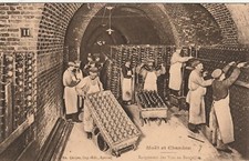CPA 51 EPERNAY MOET et CHANDON  Rangement des Vins en Bouteilles