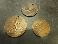 3 anciennes medailles en bronze percees debut XXeme 