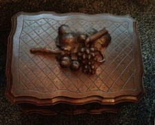 Ancien coffre français avec verres et carafes - bel objet