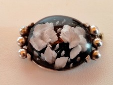 Rare ancienne broche  art déco fleurs en Lucite sur fond noir monture argent