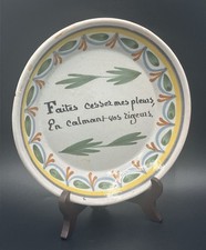 Assiette parlante en faïence, décor polychrome et inscription XIXème