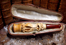 FUME CIGARETTE  FINEMENT SCULPTEE  livrée avec son ETUI  bec en ambre