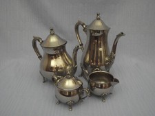 Service à thé et café, pot à lait et sucrier en métal argenté anglais