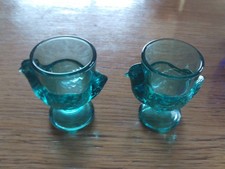 Coquetier ancien en verre vert