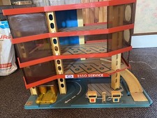 Parking et Station Esso Coqueval - Garage -3 Étages-Jouet ancien - À Restaurer