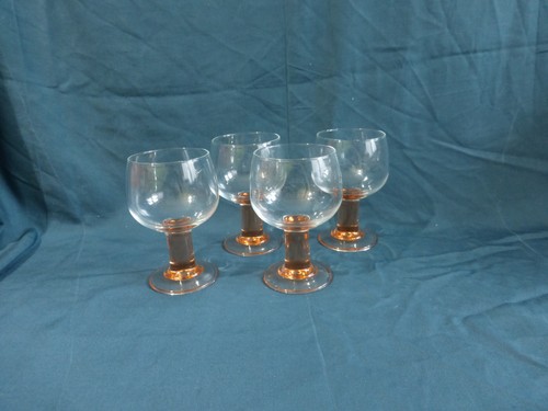 Verres eau sur pied - à,