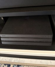 PS4 Pro 1 To ENTRETENUE + 2 Manettes + 11 JEUX (dont Gran Turismo 7 & GTA V)