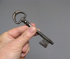 Ancienne clé en fer forgé 17e/18e.