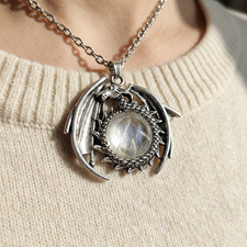 Collier amulette en pierre de