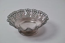 Elégante corbeille métallique sur pied Festonnée