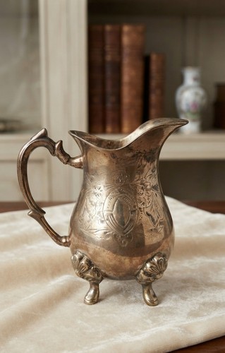 Petit pichet pot à - /, lait