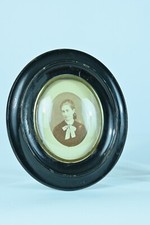 Ancien cadre photo ovale Napolèon 3 bois noirci pour de jeune femme CARON NANCY
