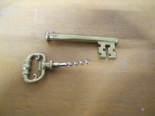 ORIGINAL GRAND TIRE BOUCHON MOTIF CLE EN LAITON