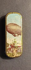 RARE boîte de plumes en tôle lithographiée. Ballon dirigeable. Hinks Wells.