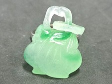 Pendentif en jade naturel sculpté, Chine, motif feuille de lotus.