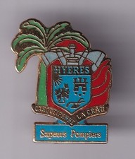 RARE PINS PIN'S .. POMPIER FIRE CASERNE BLASON CARQUEIRANNE LA CRAU HYERES 83~GA