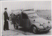 CITROEN 2CV - 2 CV AVEC FACTEUR ET VELO - CARTE POSTALE 10 X 15 CM