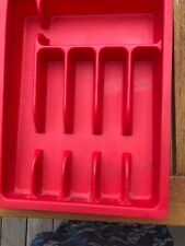 Range-couverts  en plastique rouge