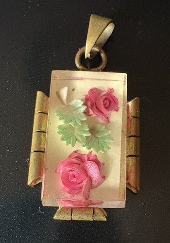 Bijou ancien pendentif lucite