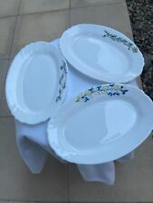 Lot de 3 assiettes ovales peinte à la main motif fleurs.