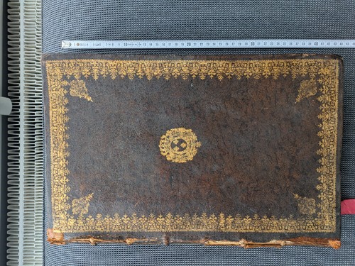 Grand ancien livre à - grand,