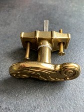 Ancienne poignée crémone bouton de fenêtre sur platine en laiton massif louis XV