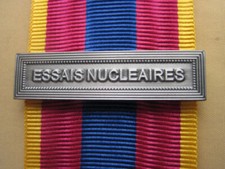 Agrafe  ESSAIS NUCLEAIRES  pour la Médaille Défense Nationale