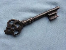 Ancienne clé en fer forgé XVIe XVIIe serrurerie serrure art populaire 11,3 cm