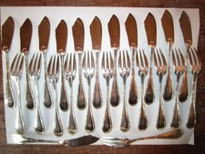 Lot de 12 couteaux et 12 fourchettes à poisson / poinçons 60g