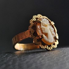 Bague camée profil féminin anguleux serti sur monture plaquée or bijou vintage