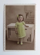 Fille robe verte colorée cute