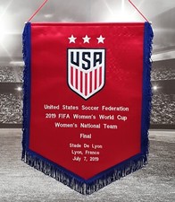Finale de la Coupe du Monde Féminine de la FIFA 2019 USA v Pays-Bas brodé fanion