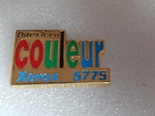 pin's - XEROX 5575, DITES LE EN COULEURS, signé CAROLINE LISFRANC